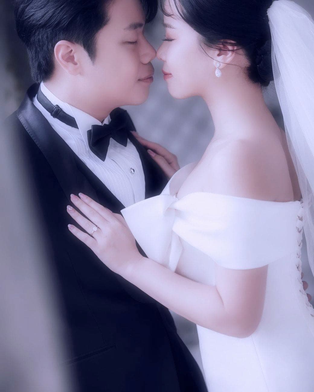 สรทัตและวิทิตาแนบหน้าผาก หลับตา